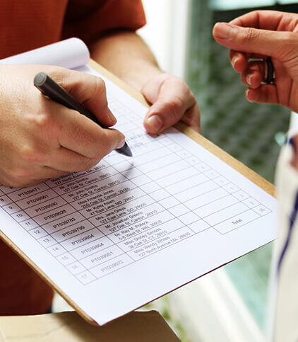 visuele weergave van iemand die ambtelijke werkzaamheden uitvoert